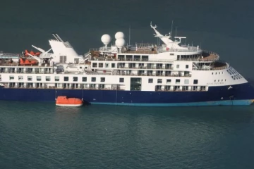 பயணிகளுடன் தரைதட்டி நிற்கும் சொகுசு கப்பல்: தொற்று பரவும் அச்சத்தில் பயணிகள்