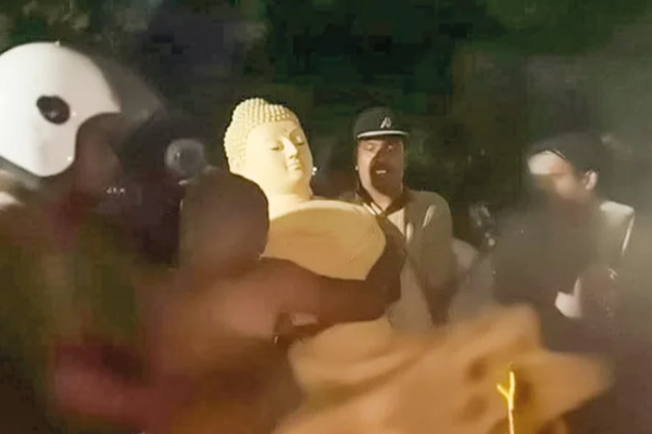 திருகோணமலை புத்தரை சர்ச்சையாக்கியது பொலிஸாரே; குடை பிடித்ததை மறந்து தேரர் குற்றச்சாட்டு | Police Caused Controversy Over Trincomalee Buddha