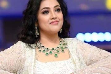 உலகக் கோப்பையை அறிமுகப்படுத்திய மீனா... வாழ்த்துக்களை குவிக்கும் ரசிகர்கள்