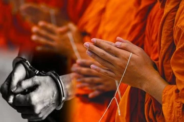 தேரரை மிரட்டி பணம் பறித்த இரு இளைஞர்கள் கைது