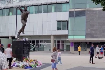 அவுஸ்திரேலியாவில் ஷேன் வார்ன் சிலைக்கு அஞ்சலி செலுத்திய மக்கள்