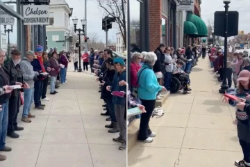 மனிதச் சங்கிலியில் 9,100 புத்தகங்களை இடம் மாற்றிய மக்கள்