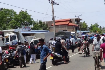 பொலிஸாரின் தலையீட்டால் எரிபொருள் விநியோகத்தில் முறைகேடு: மக்கள் விசனம்(Photo)