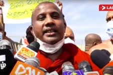 ஜனாதிபதி செயலகத்தின் முன் ஆர்ப்பாட்டத்தில் ஈடுபட்ட பிக்குகள்