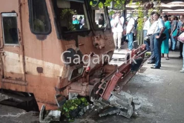 පළමු වන වේදිකාවට ගොඩ වූ දුම්රියේ රියදුරු ගැන ගත් තීරණය. - (VIDEO)