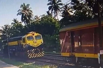 தொடருந்தில் இருந்து தனியே பிரிந்து சென்ற இயந்திரம்!