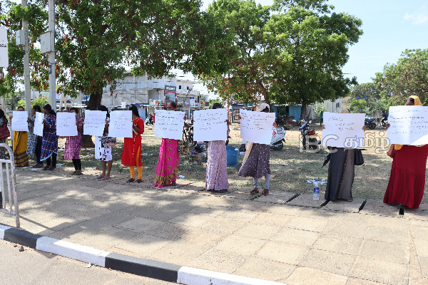 முல்லைத்தீவில் பல மாணவிகளை துஸ்பிரயோகத்திற்குட்படுத்திய ஆசிரியர் - கிளர்ந்தெழுந்த பெண்கள்! | Sri Lanka Mullaitivu Students Abuse Protest School