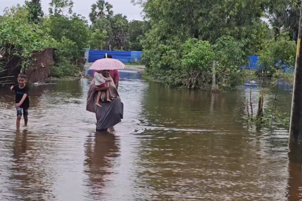 வெள்ளத்தில் மூழ்கியது மட்டக்களப்பு ; பெரும் அவதியில் மக்கள் | Batticaloa Submerged In Floods