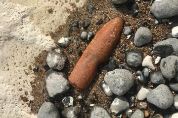 இங்கிலாந்தில் 200 கிலோ எடையுள்ள வெடிகுண்டு கண்டுபிடிக்கப்பட்டதால் பரபரப்பு... விமானங்கள் பறக்க தடை