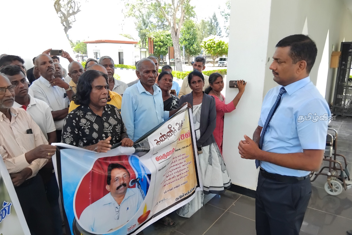 உயிரிழந்த அதிபரின் புகைப்படத்தை ஏந்தி கிளிநொச்சியில் போராட்டம் - பொலிஸாருக்கு விடுக்கப்பட்டுள்ள கோரிக்கை | Protest In Kilinochchi Demanding Control Accidents உயிரிழந்த அதிபரின் புகைப்படத்தை ஏந்தி கிளிநொச்சியில் போராட்டம் - பொலிஸாருக்கு விடுக்கப்பட்டுள்ள கோரிக்கை | Protest In Kilinochchi Demanding Control Accidents
