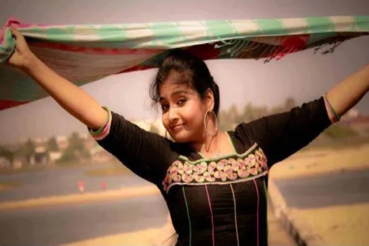 அழுகிய நிலையில் கிடந்த உடல் - உயிரை மாய்த்துக்கொண்ட சபர்ணாவின் கண்ணீர் கதை! | Vj And Actress Sabarna Life Sad History Happend