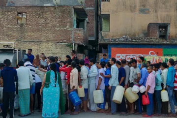 தண்ணீரை பெற்றுக்கொள்வதற்காகவும் மக்கள் நீண்ட வரிசையில் காத்திருப்பு! (Video)