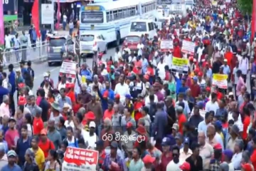 இலங்கையர்களை நெருக்கடிக்குள்ளாக்கும் அரசின் திட்டம்! தென்னிலங்கையில் ஒன்றுதிரண்ட போராட்டக்காரர்கள் - முடங்கியது போக்குவரத்து(படங்கள்)