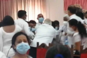 அத்தனகல்ல பிரதேச சபையில் கடும் மோதல்! - பெண் உறுப்பினர் வைத்தியசாலையில் அனுமதி