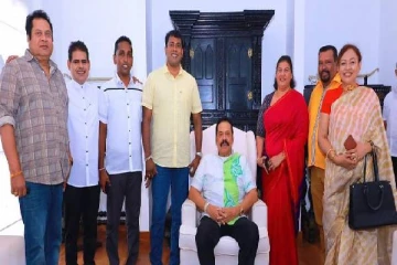 புதுவருட கொண்டாட்டத்தில் மகிந்தவிடம் ஆசிப்பெற குவிந்த பிரபலங்கள் (PHOTOS)