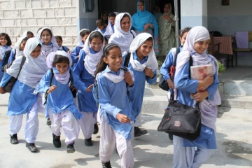 வெறும் மாணவிகள் மட்டுமே;  ஒரு மாணவன் கூட இல்லாமல்  276 பள்ளிக்கூடங்கள்; எங்கு தெரியுமா?