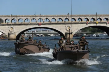 தலைப்புச் செய்தியான பிரெஞ்சு நதியைச் சுற்றி ஆயிரக்கணக்கான பொலிசார் ராணுவ வீரர்கள் குவிப்பு