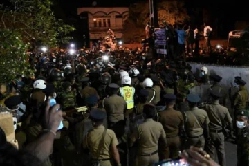 மூன்று முன்னாள் அமைச்சர்களின் வீட்டிற்கு முன் பாரிய ஆர்ப்பாட்டம்!