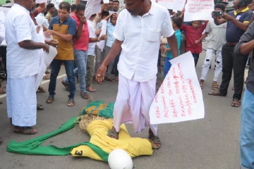 ரவூப் ஹக்கீம் கொடும்பாவி எரிக்கப்பட்டதால் பரபரப்பு! (Photos)