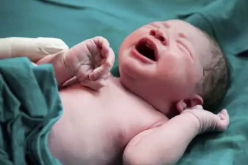 பிரசவ வலியால் துடிதுடித்த மனைவி! குழந்தையின் தலை வெளியே வருவதை பார்த்து பதறிய கணவர்...