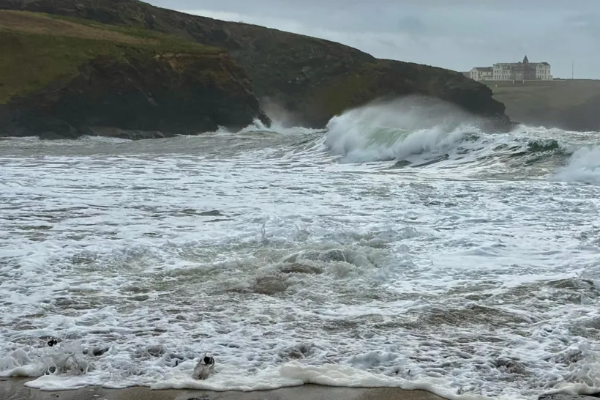 பிரித்தானியாவைத் தாக்கும் சண்ட்ரா புயல்: விடுக்கப்பட்டுள்ள செம்மஞ்சள் எச்சரிக்கை | Storm Candra Hits Britain Red And Yellow Warning