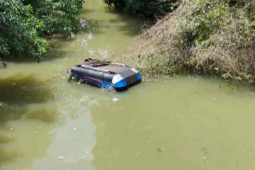 இரணைமடு நீர் வெளியேறும் வாய்க்காலுக்குள் திடீரென பாய்ந்தது முச்சக்கரவண்டி