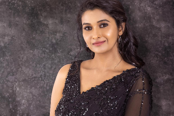 காசு வந்தா காக்கா கூட கலர் ஆகிடும், ஆனா.. பிரியா பவானி ஷங்கர் ஆரம்ப கால லுக் பற்றி போட்ட பதிவு | Priya Bhavani Shankar Tv Old Video Tan Look