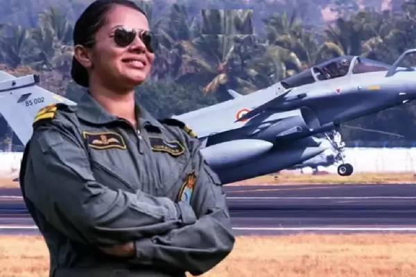 சிறைபிடித்ததாக பாகிஸ்தான் கூறிய பெண் விமானியுடன் ரஃபேலில் பயணித்த ஜனாதிபதி முர்மு | Murmu Poses With Pilot Shivangi Singh சிறைபிடித்ததாக பாகிஸ்தான் கூறிய பெண் விமானியுடன் ரஃபேலில் பயணித்த ஜனாதிபதி முர்மு | Murmu Poses With Pilot Shivangi Singh