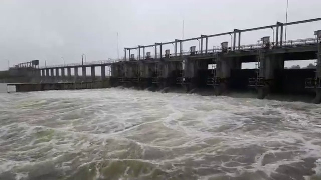 தொடர்ந்து வான் பாயும் இரணைமடு நீர்த்தேக்கம்! 3 Gallery