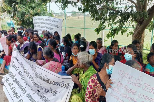 வித்தியாசமான கோரிக்கைகளை காட்சிப்படுத்தி போராட்டத்தில் இறங்கிய மக்கள்! | People Started Protesting Trees Demands
