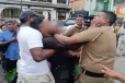 දළදා පෙරහැර රාජකාරියේ සිටි පොලිස් නිලධාරීන්ට බැනවැදී බාධා කළ පුද්ගලයෙකු අත්අඩංගුවට