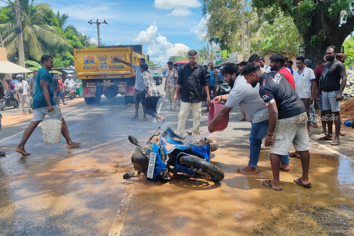 வவுனியாவில் மோட்டார் சைக்கிளில் சென்ற இளைஞர்களுக்கு காத்திருந்த அதிர்ச்சி..! | Motorcycle Suddenly Catches Fire In Vavuniya