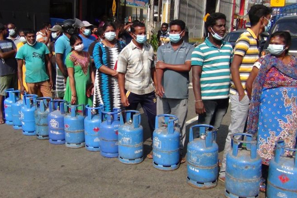 கறுப்பு சந்தை விலையில் சமையல் எரிவாயு விநியோகம் : வெடித்தது மக்கள் போராட்டம் (Video) | Kotagala Protest People Gas Litro Police Price Sl