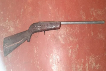 சட்டவிரோதமாக வைக்கப்பட்டிருந்த இடியன் நாட்டுத் துப்பாக்கி மீட்பு! ஒருவர் கைது (Photos)