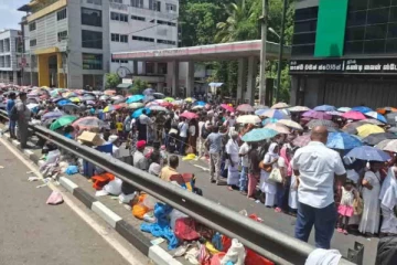 குப்பை காடான கண்டி ; நோய் கிருமிகள் பரவும் அபாயம்