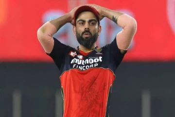 விராட் கோலி மோசமாக விளையாடுவதற்கு இவர்கள் தான் காரணம் - முன்னாள் வீரரின் குற்றச்சாட்டு