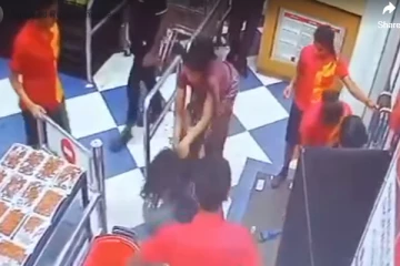 பிரபல சுப்பர் மார்க்கெட்டில் ஊழியர்களால் ஈவிரக்கமின்றி தாக்கப்பட்ட பிரபல பெண்; வெளியான காணொளியால் அதிர்ச்சி!