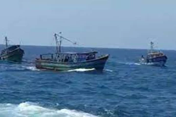 கடற்படையினரின் இரு படகுகள் விபத்து: கடற்படை வீரர் ஒருவர் மாயம்