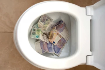 லொட்டரியில் வென்ற 14 கோடி ரூபாய் பணத்தை கழிவறையில் ஃபிளஷ் செய்த பெண்., சொன்ன அதிர்ச்சியூட்டும் காரணம்!