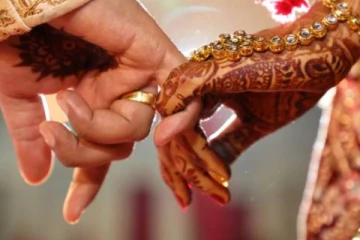 විවාහ මංගල්‍යයක් අතරතුර මනාලිය අහසට වෙඩි තියලා..