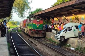 புகையிரத நிலையத்திற்குள் பாய்ந்த கார்; நேர்ந்த விபரீதம் (Photos)