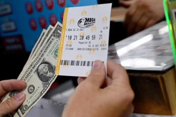 கடைசி லாட்டரி சீட்டில் கூரையை பிய்துக்கொண்டு கொட்டிய அதிக்ஷ்டம்!