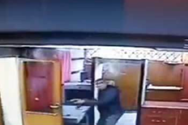 ஈரானிலுள்ள தூதரகத்தில் பயங்கர துப்பாக்கிச் ‍சூடு; ஒருவர் பலி! | Mass Shooting At Embassy In Iran