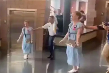 பள்ளியிலிருந்து அழுது கொண்டே வெளியேறிய ஆசிரியர்! கலங்க வைக்கும் காட்சி