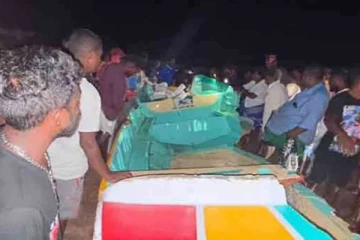 புயலில் சிக்கி நடுகடலில் கவிழ்ந்த படகு ; மாயமான மீனவர்கள்