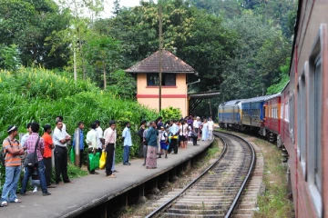 இரவு ரயில் மோதி இளைஞர் உயிரிழப்பு