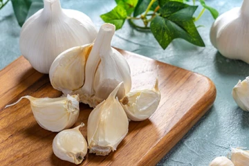 பூண்டை அதிகம் சாப்பிடால் இந்த ஆபத்துக்கள் நிச்சயம் வரும்! ஜாக்கிரதையாக இருங்க