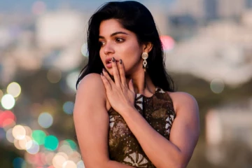 கவர்ச்சி பார்வையில் உதட்டை கடித்து புகைப்படம் வெளியிட்ட திவ்யபாரதி - வைரலாக்கும் ரசிகர்கள்