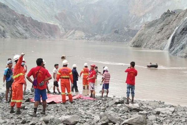 மியான்மரில் திடீர் நிலச்சரிவு - புதைந்த 100 பேரை காணவில்லை! | Sudden Landslide In Myanmar 100 Buried Missing