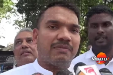 ජොනීගෙ පුතාව බලන්න ගිය නාමල් හොඳවයින් අමතයි